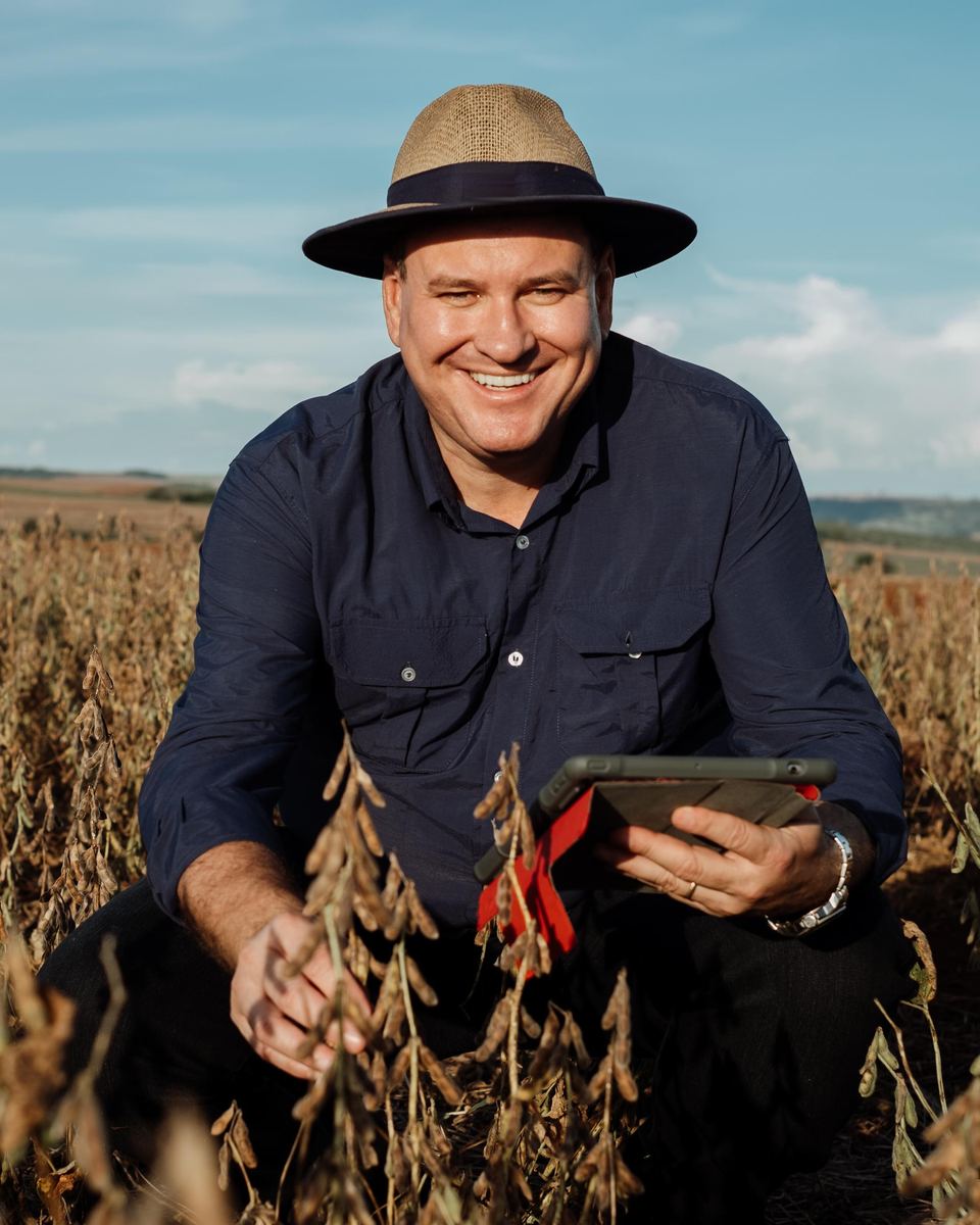 Alfredo Richart, engenheiro agrônomo, em lavoura de soja
